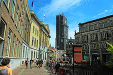 903250 Gezicht op de Stadhuisbrug te Utrecht, met links het Stadhuis, op de achtergrond de Vismarkt en de Domtoren in ...